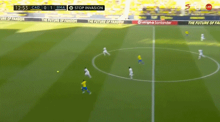 挪威后卫：中场休息时哈兰德让我们多传中，最后奏效了