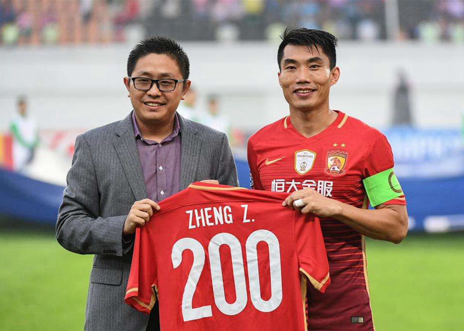 火药味！陶汉林垫脚纪卓违体犯规引刘维伟暴怒 冲到球场内质疑裁判吃T（赛场火药味十足：陶汉林疑似垫脚、纪卓违体，刘维伟怒闯场内质疑判罚被判技犯）