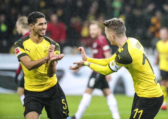 姆巴佩晒手拿全场MVP奖杯和比赛用球照片：团结一致✊🏽（姆巴佩晒照：手捧全场最佳奖杯与比赛用球，团结一心✊🏽）