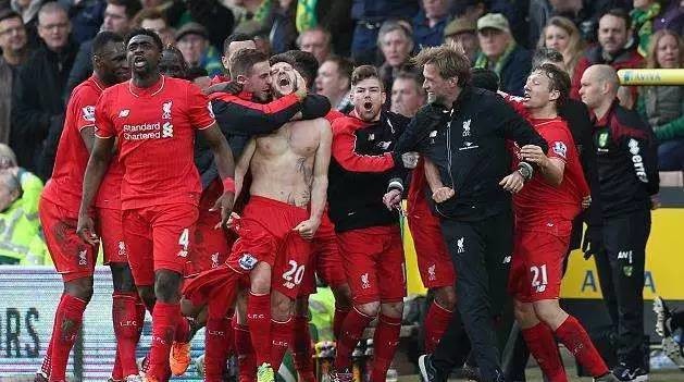 欧冠半场：里奥斯乱战破门，本菲卡暂1-0那不勒斯（欧冠半场：里奥斯混战建功，本菲卡暂以1-0领先那不勒斯）