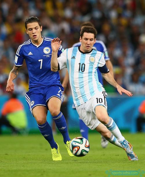 慕尼黑1860主席回应拜仁球迷横幅：这完全不尊重人，越界了（慕尼黑1860主席斥拜仁球迷横幅：失礼且越界）