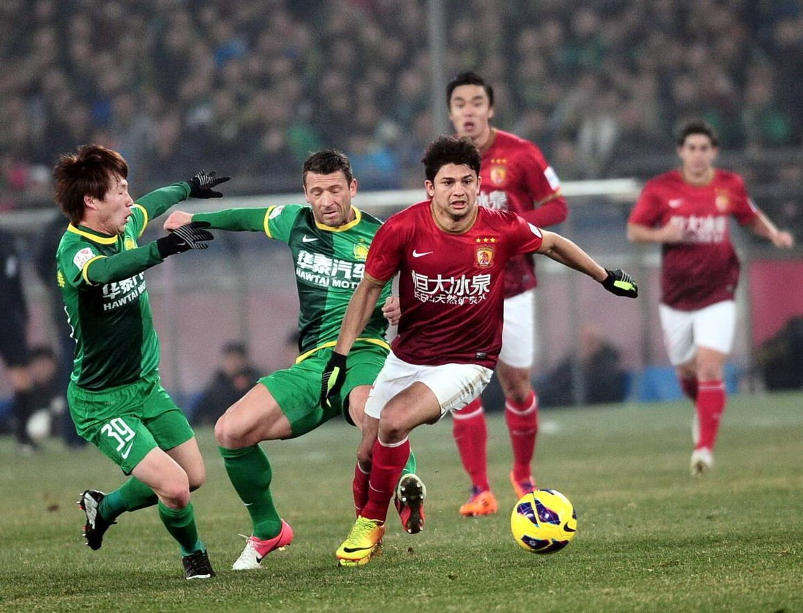 足球财经机构：阿兰希勒96年的转会费放到现在相当于2.25亿镑（足球财经机构估算：希勒1996年转会费按当今物价折合约2.25亿英镑）