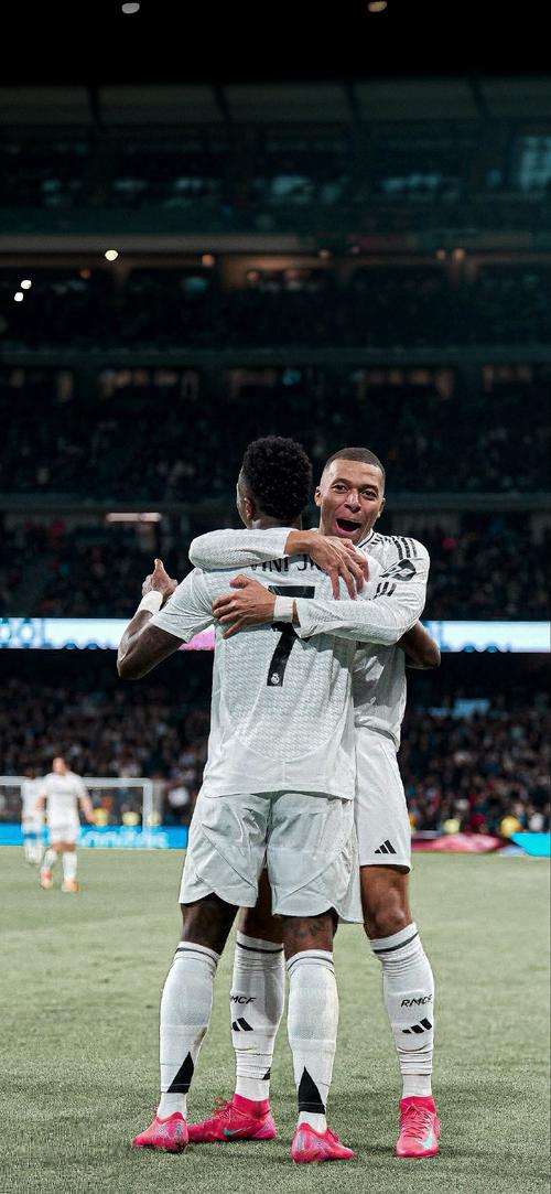 半场战报：温哥华白浪2-0洛杉矶，拉沃尔达、萨比建功（半场速递：温哥华白浪2比0领先洛杉矶，拉沃尔达与萨比破门）